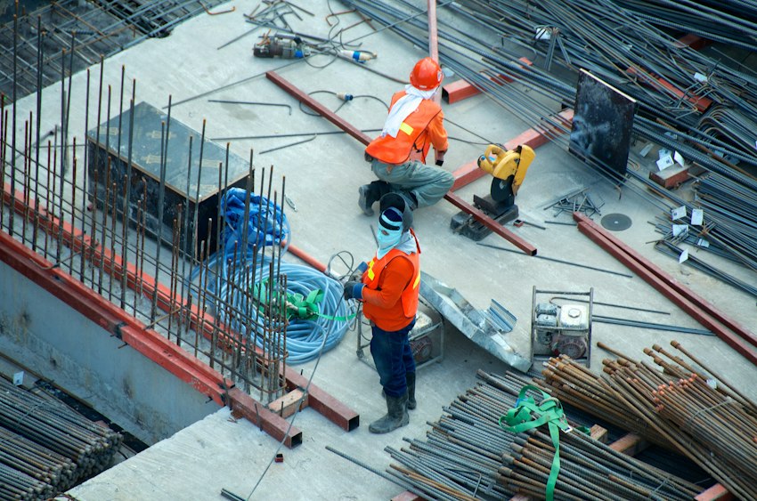 Equipo trabajando en una obra
