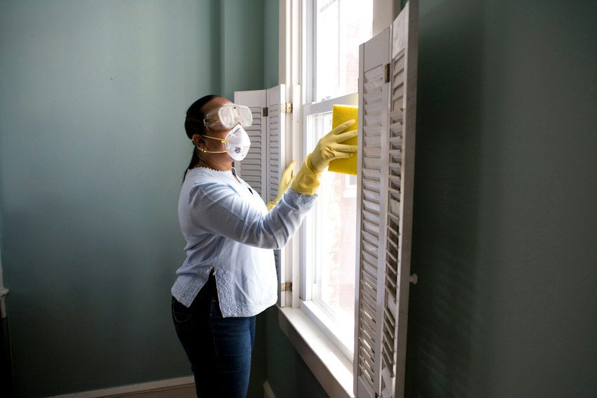 Profesional realizando una limpieza interior